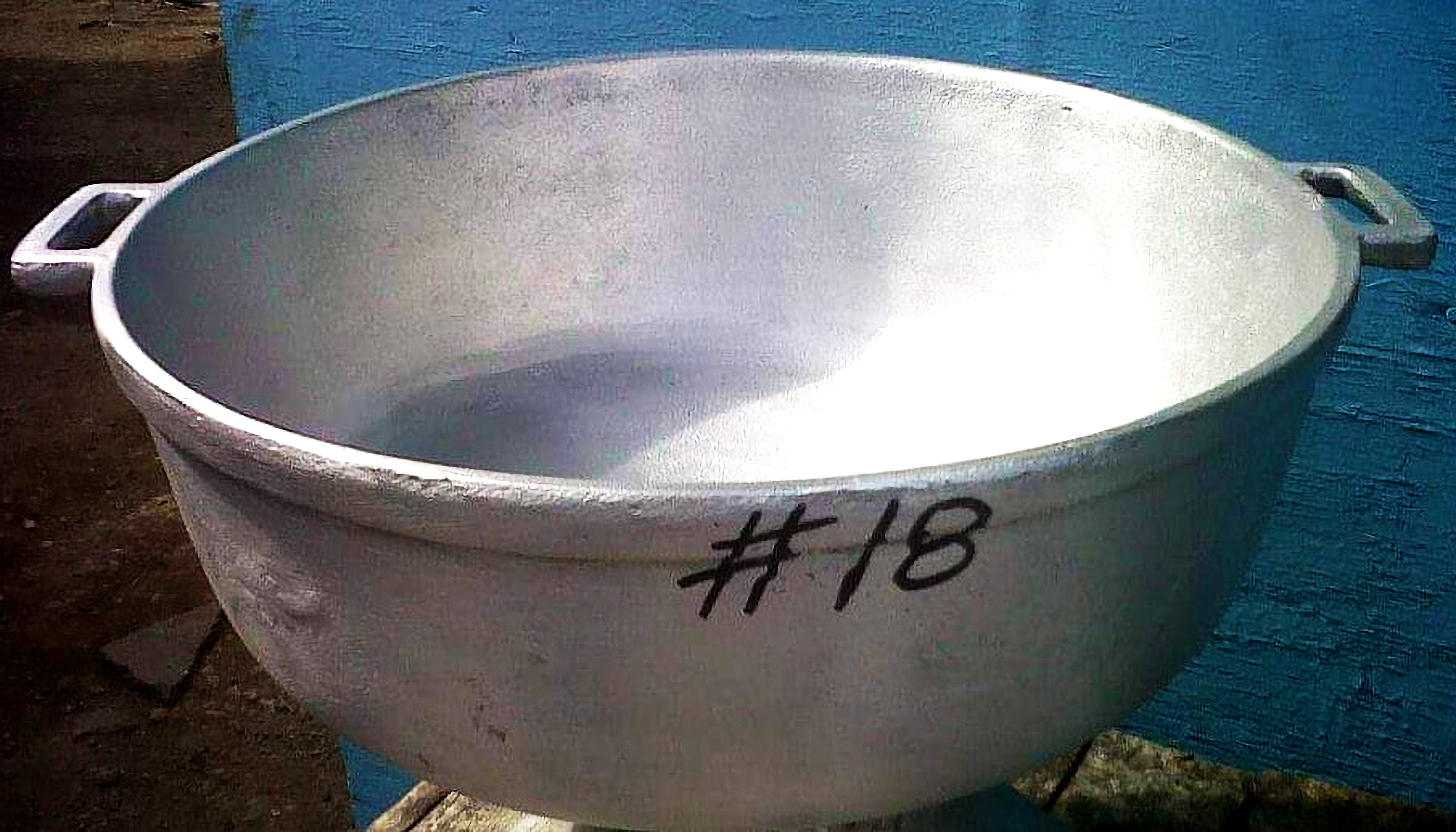 #18 DUTCH POT flat bottom main image 1